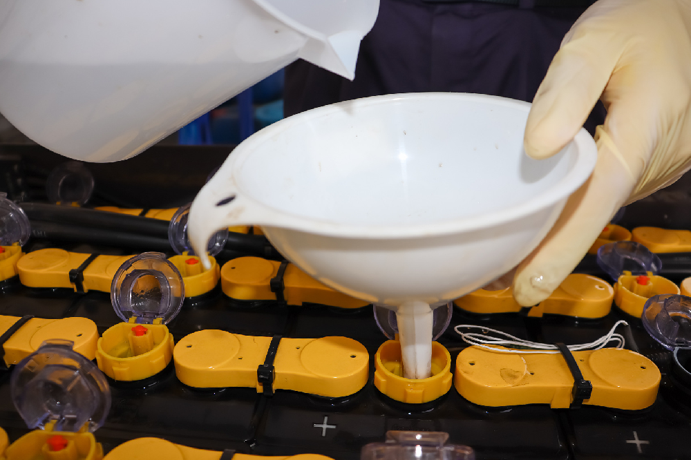 電瓶里面沒水了應如何處理？缺水會對電瓶造成何種損害？